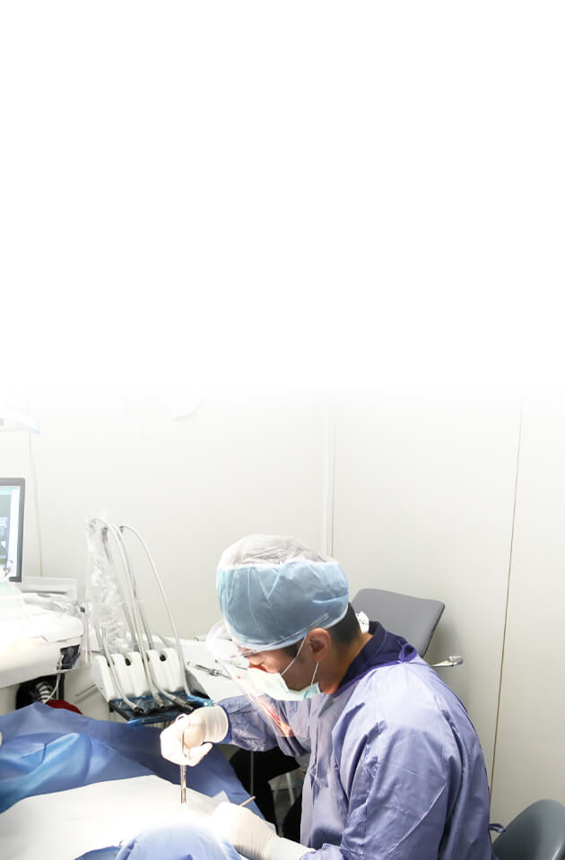 梁育誠醫師細心幫病患診治